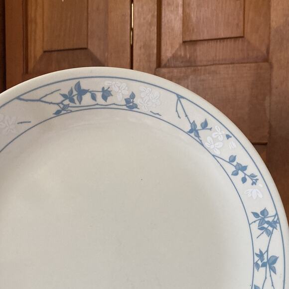 Vintage Corelle “First of Spring” Dinner Plates, Set of 4 - Picture 3 of 9